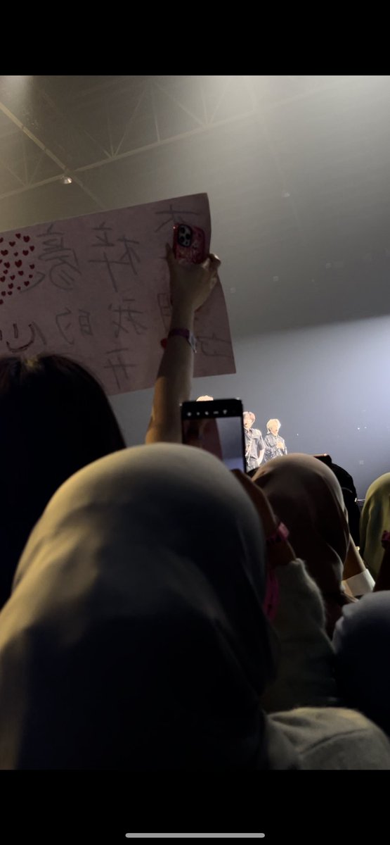 sayranghaja's tweet image. Dear C-fans, please dont ever come to concert in Indonesia if you're still doing this annoying behavior. This aint your first time been called out by fans from any country. Please behave.