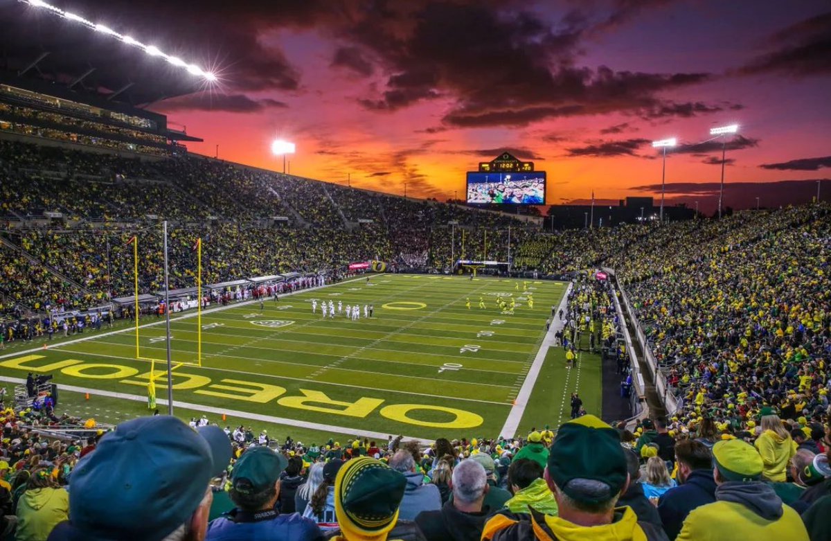 Duck420Blaze's tweet photo. If you’re  a Duck fan Like or Repost this so I can follow you! Or just follow me! Reply with the best Duck accounts to follow! Go Ducks!🦆🦆🦆 #GoDucks #Oregon https://t.co/wxZvTe1wS0