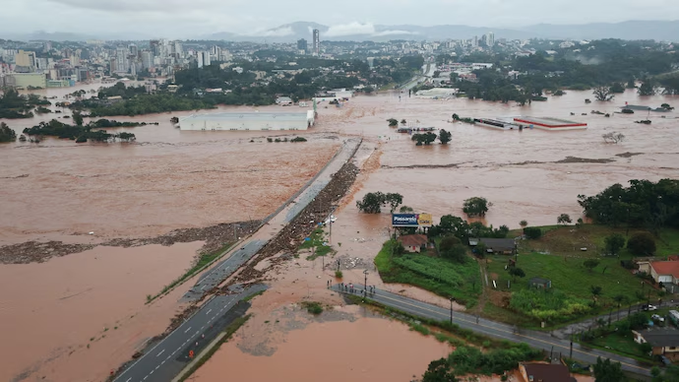 ब्राजील में मूसलाधार बारिश के कारण आई बाढ़ और भूस्खलन से कम से कम 56 लोगों की मौत; मलबे में फंसे लोगों के लिए रेस्क्यू ऑपरेशन जारी

#Brazil #rescueoperation 
@DDNewslive @airnewsalerts