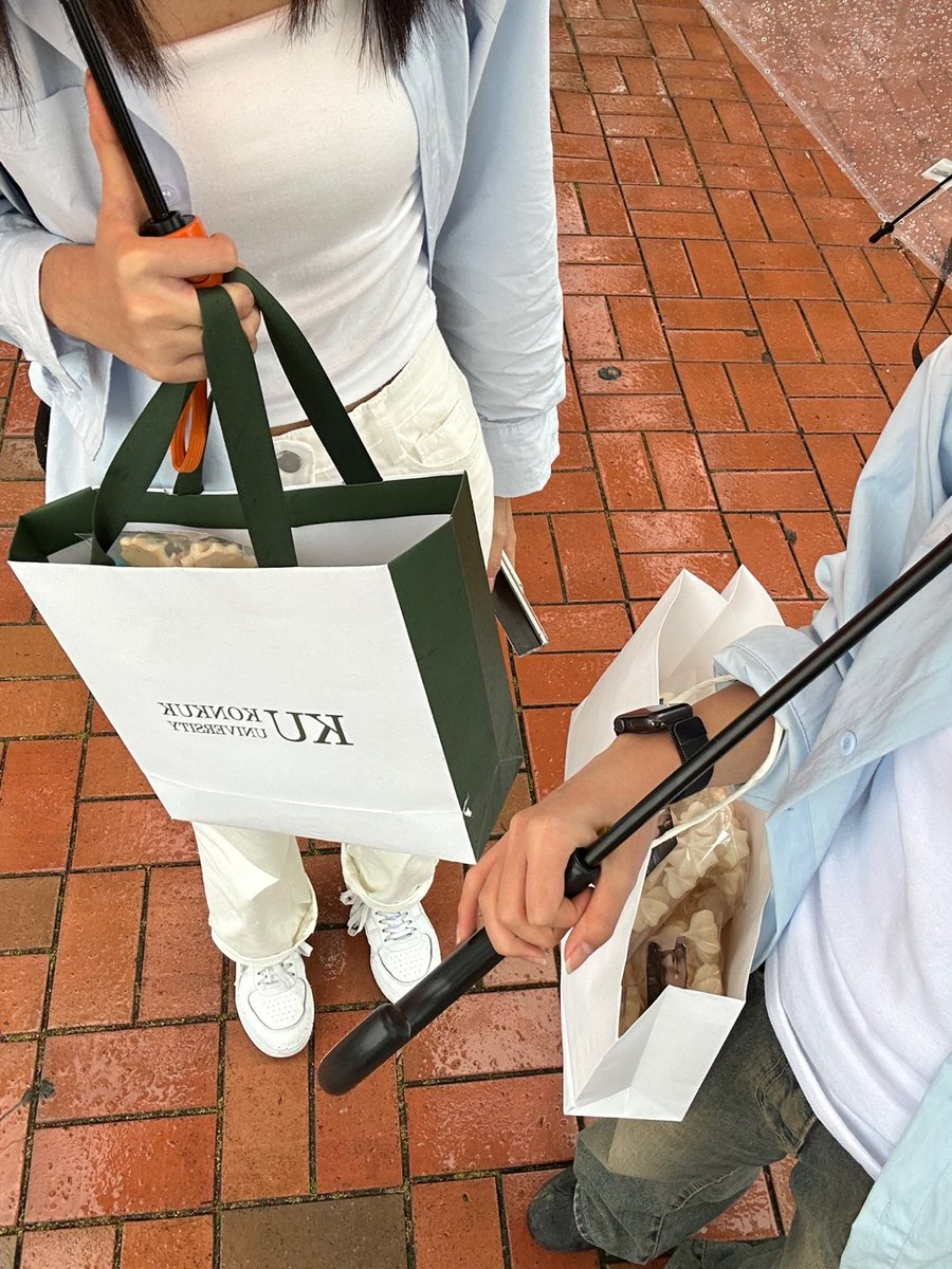 1시 10분부터 시작합니다
첫번째 사진 바로 앞 나무 아래 있습니다☺