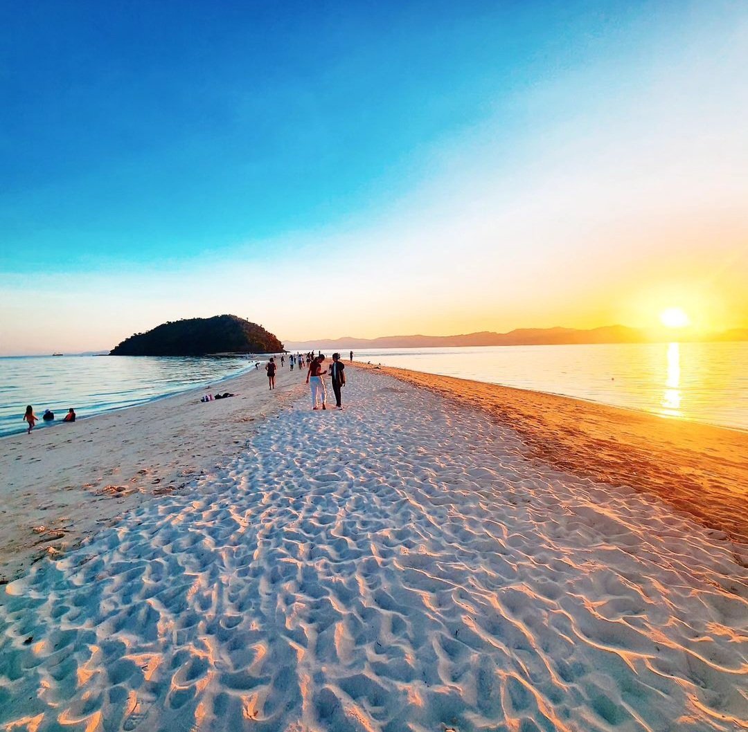 Golden hour on Bonbon beach in Romblon, now ranked in the top 50 best beaches in the world #Philippines🇵🇭😍 worlds50beaches.com/top-50-worlds-…
