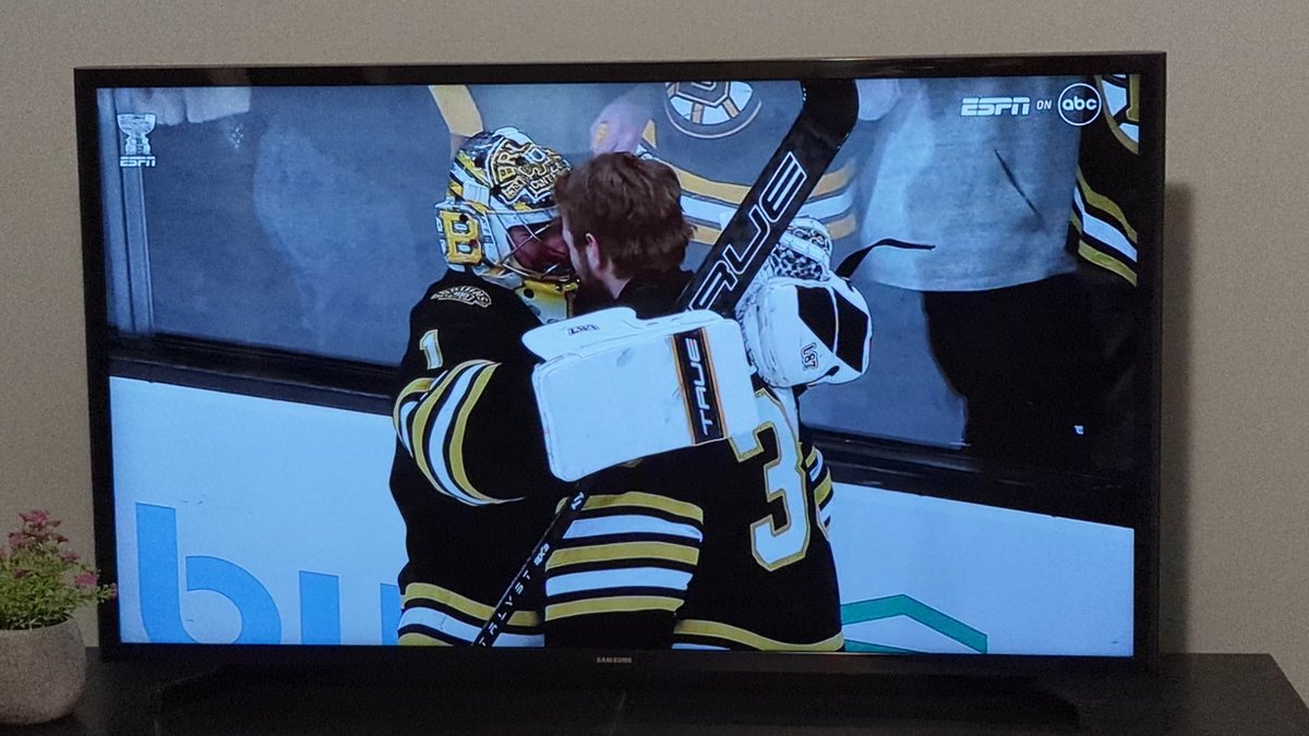 What an amazing heart racing game!!! Thank goodness that bad history won't be made!!! Let's go @NHLBruins!!! By the way, the pasta was absolutely delicious!!! 🍝 #NHLBruins