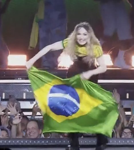 Madonna provando que da pra ser idosa, usar verde e amarelo e estar em Copacabana sem pedir intervenção militar