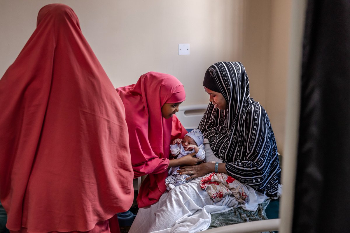 Today on #InternationalDayoftheMidwife, we salute the resilience & dedication of the Somali midwives! They provide crucial care amidst displacement & disaster, ensuring mothers & babies have support even in the toughest times. Read more: tinyurl.com/y3s8aycm #MidwivesSaveLives