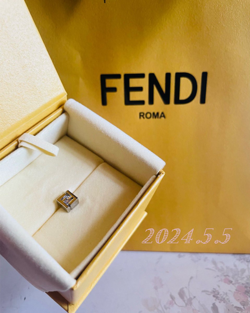 初  #FENDI 様

深澤さんの誕生日という大切な日に
目黒さんがイヤリングとして着用した
ピアスをお迎えしました✨️✨️

#目黒蓮 
#FendiAmbassador 
#RenMeguro