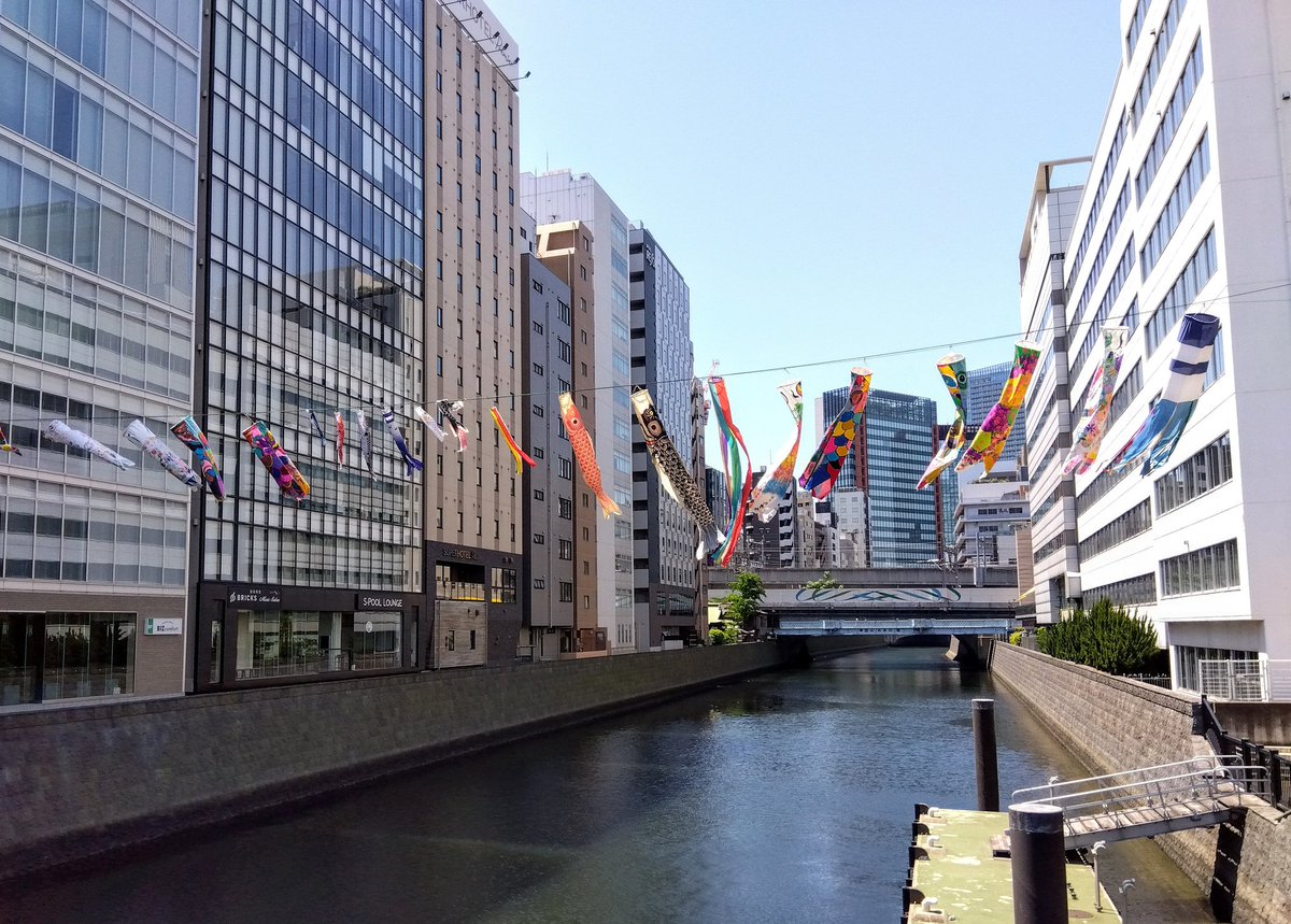 kanda_gaho's tweet photo. 神田川の和泉橋あたりに
鯉が上ってきた？！
本日5月5日は端午の節句。
「子どもの日」の鯉のぼり。
子どもたちの健やかな成長を願い！ https://t.co/G8M2Ft2mgG