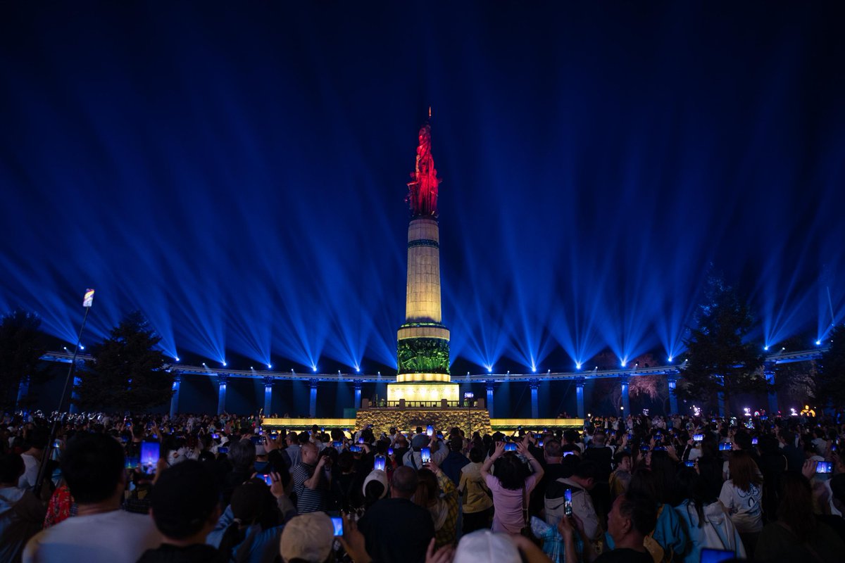 rn2kKC4Y7SseB5z's tweet photo. 🎉The captivating Harbin Songhua River Light Show took place at the Harbin Flood Control Memorial Tower Square during the May Day holiday, attracting many citizens and tourists!🌉
#HarbinLightShow
#MayDayFun
@xuejianosaka https://t.co/Fog5yQceq3