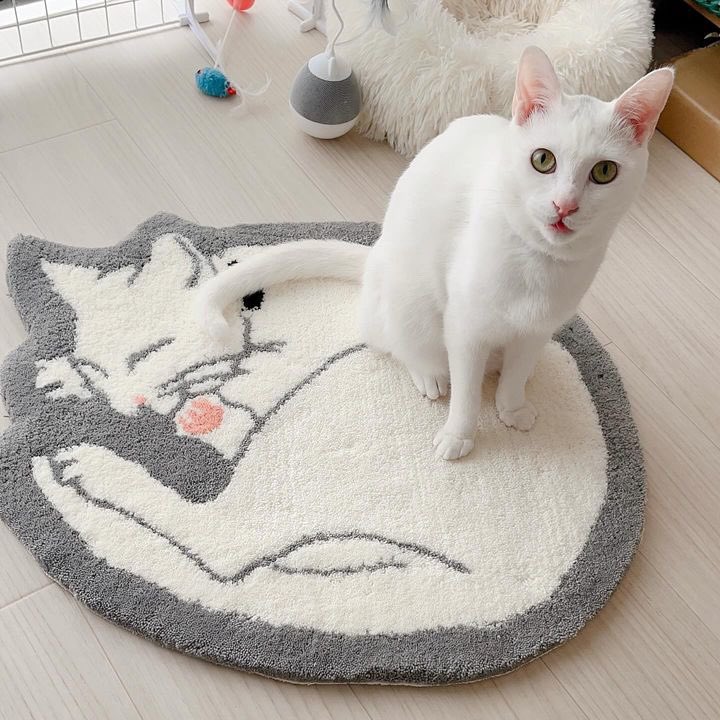 タフティングワークショップのお客様から、作ったラグと白猫様の愛らし