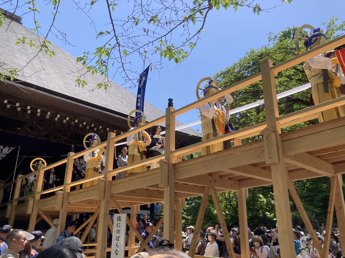 hitomurasame's tweet photo. 九品仏浄眞寺の二十五菩薩来迎会（おめんかぶり）を見てきました。7年ぶりに実施。橋もお面も新調したそうです。次回は4年後。彼岸と此岸の往復。不思議な世界。仏様はうちわで仰がれて暑そうでした。 https://t.co/USdsnPhbsP