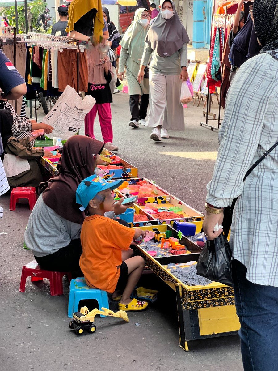 Minggu pagi ke Pasar Tiban Jalan Slamet Riyadi Samping PLN Tegal ada apa aja, sih? Dari gorengan, berbagai wahana permainan, dan yang jual bibit tanaman pun ada di sini. Bahkan yang mau bernostalgia jajanan klasik seperti keong kraca pun masih ada. Gimana hari Minggu pagimu?