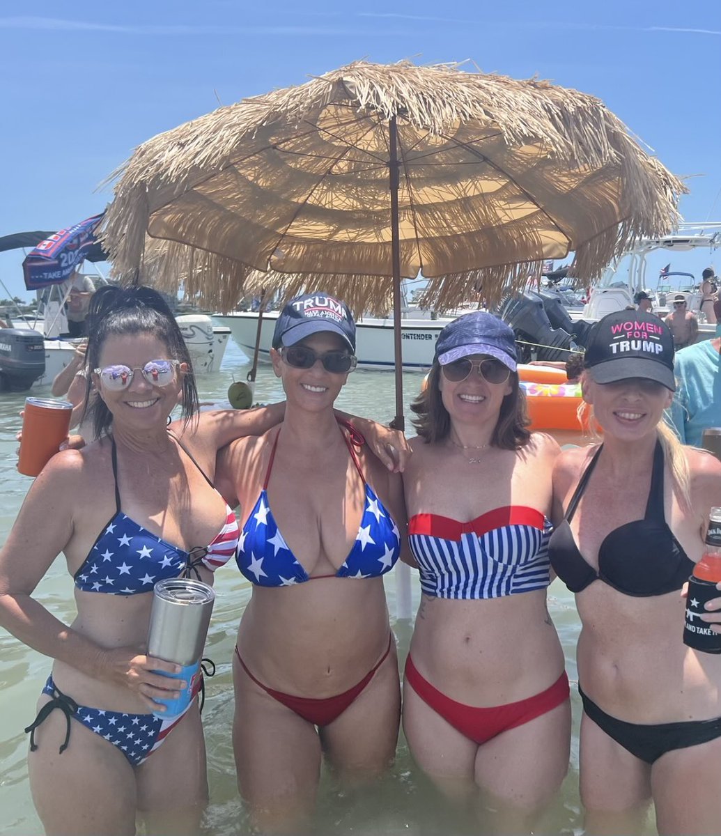 These lovely Trump fans were enjoying the boat parade today. Good times in Tampa/Clearwater. @Patriot_Nurse1