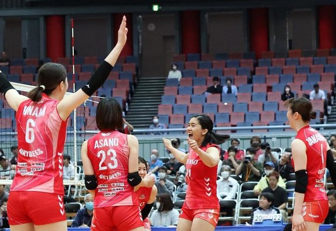 Denso Airybees have won the semifinal match against Hisamitsu Springs in four sets: 25-23, 20-25, 27-25, 25-23. Congratulations, Jia and Team Airybees! 👏

They will face the winner between Hitachi Rivale and Okayama Seagulls for the 🏆!  🇯🇵🏐 #黒鷲旗

📸 @AIRYBEES_DENSO