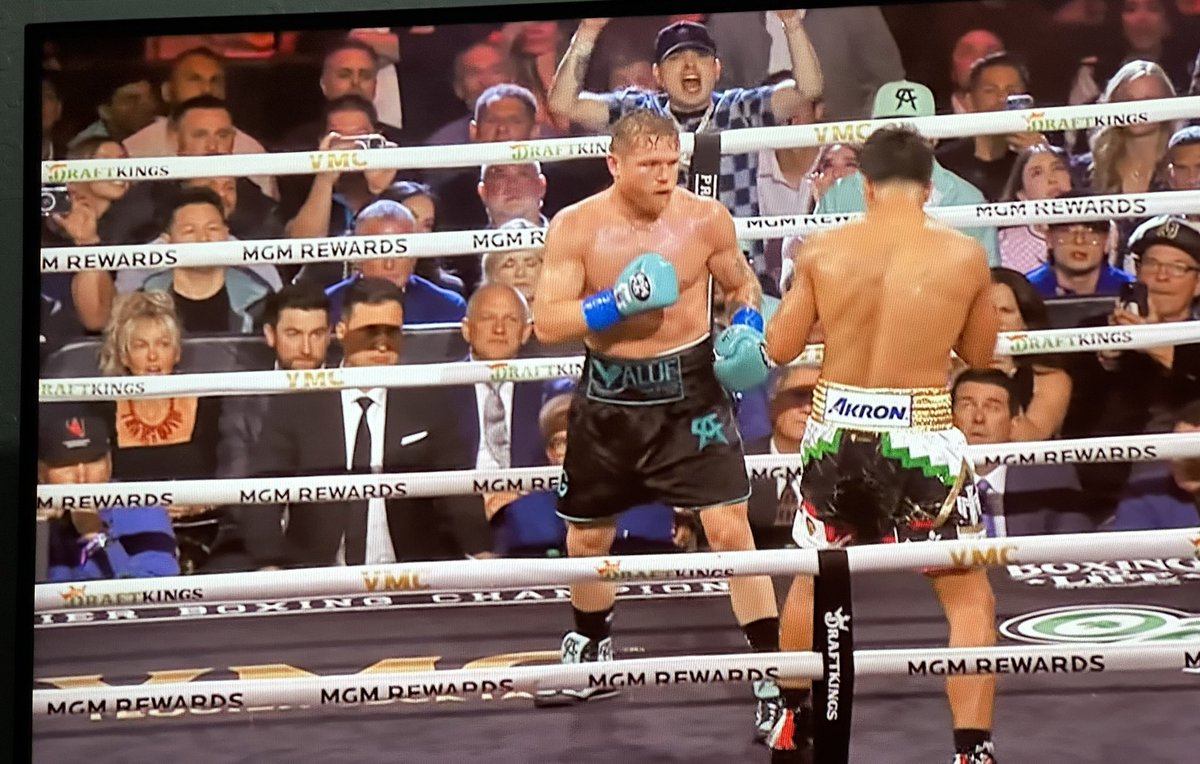 RafaFaMe8's tweet photo. 🥊 Como cuando pagas un boleto de box en primeras filas, carísimo, pero tienes enfrente a un aficionado enfadoso que se para en toda la pelea y no te deja ver ��🤣🤷🏻‍♂️
#CanelovsMunguia 
#CaneloAlvarez 
#BoxAzteca https://t.co/Xh6uyKlrgL
