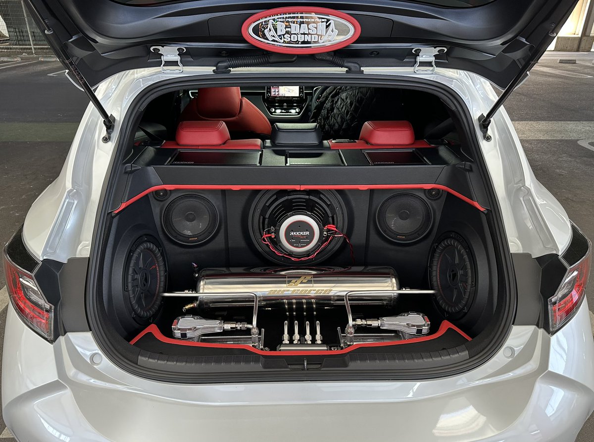 ZWE213COROLLA_s's tweet image. 仕様変更!
•エアサス:air force
スーパーパフォーマンス+ハードライン

•オーディオ:KICKER
Aピラー:ツイーター&amp;amp;スコーカー埋込&amp;amp;F•Rドアアウターバッフル化&amp;amp;各所アクリル&amp;amp;LED仕様
Fドア:オリジナルロゴ入りアクリル
Rドア:オリジナルロゴ入りイラスト
ラゲッジ外向き製作

#bdash
#KICKER
#カロスポ