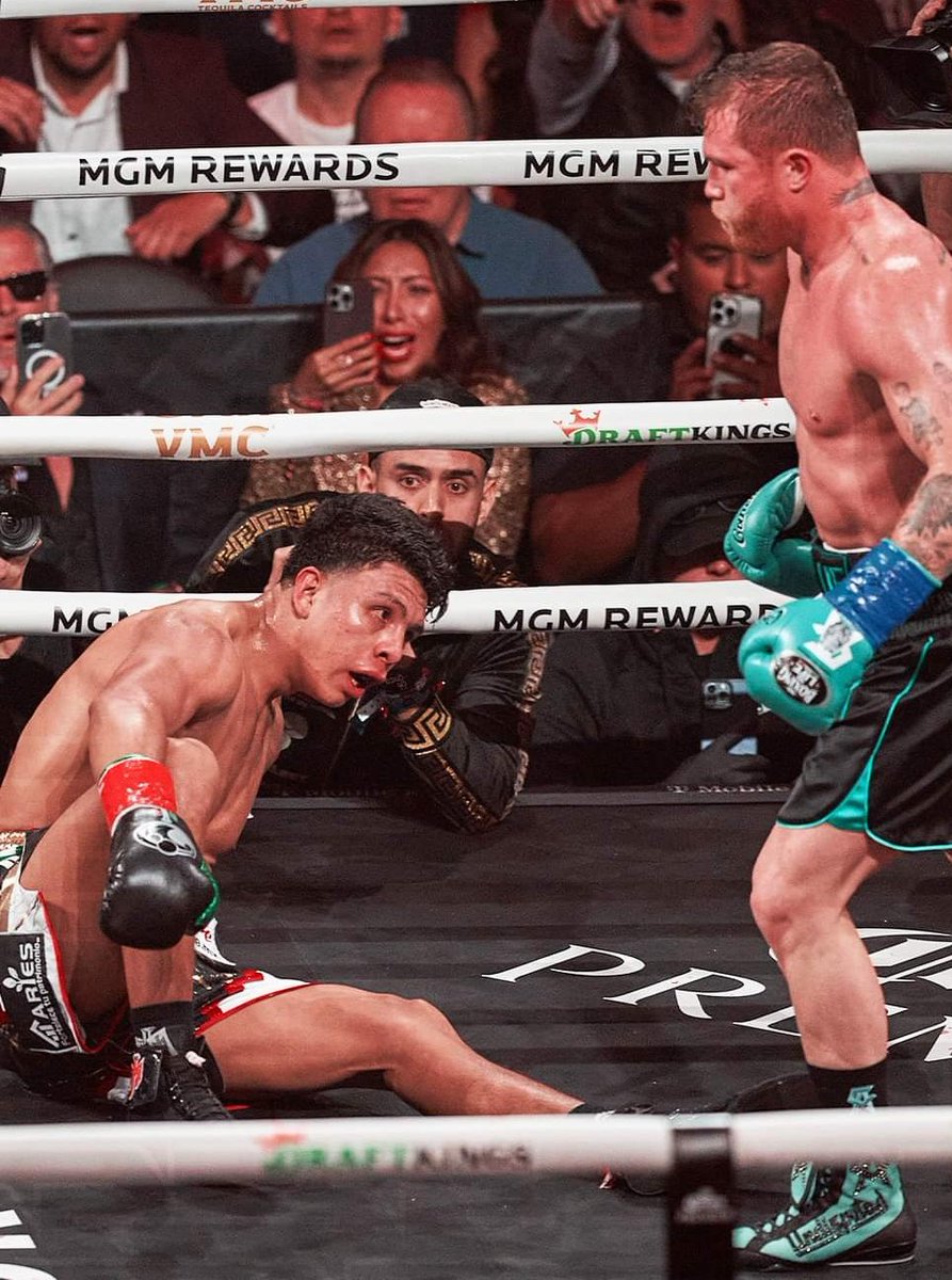 #BoxeoMundial 
Peleon en Las Vegas entre los mejicanos 
<a href="/Canelo/">Canelo Alvarez</a> retiene los títulos mundiales por cuarta vez al vencer por decisión unánime a <a href="/jaimemunguia15/">Jaime Munguia</a> 

Canelo le arrebató el invicto a Munguía (ahora es 43-1).
Las tarjetas fueron: 117-110, 116-111 y 115-112.