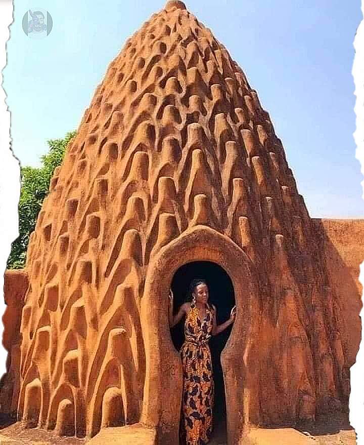 Casa de tierra Musgum. Camerún.

Estructuras de barro, hechas por la etnia Musgum, con diseños geométricos y de formas cambiantes, algunos de cúpula alta, otros de forma cónica, su forma de V o rectas permiten que el agua drene fácilmente, al llover.