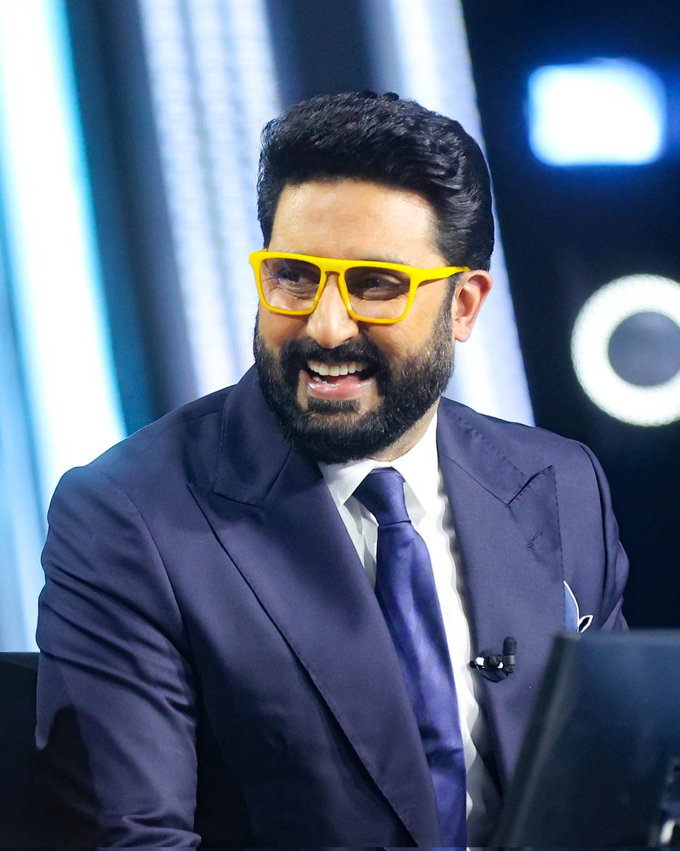 A well-suited laugh! 😉
#WorldLaughterDay 

#AbhishekBachchan #Bachchan #ABCrew