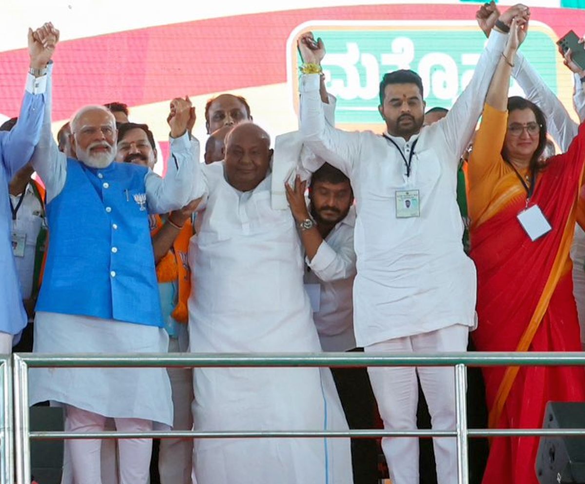 मोदी सरकार का हाथ, बलात्कारीओं के साथ। PM Modi campaigning for Prajwal Reavanna—a serial rap!st, exploiter of hundreds of women. And Modi knew it in all probability before this picture. I intend to post this photo daily for sometime.