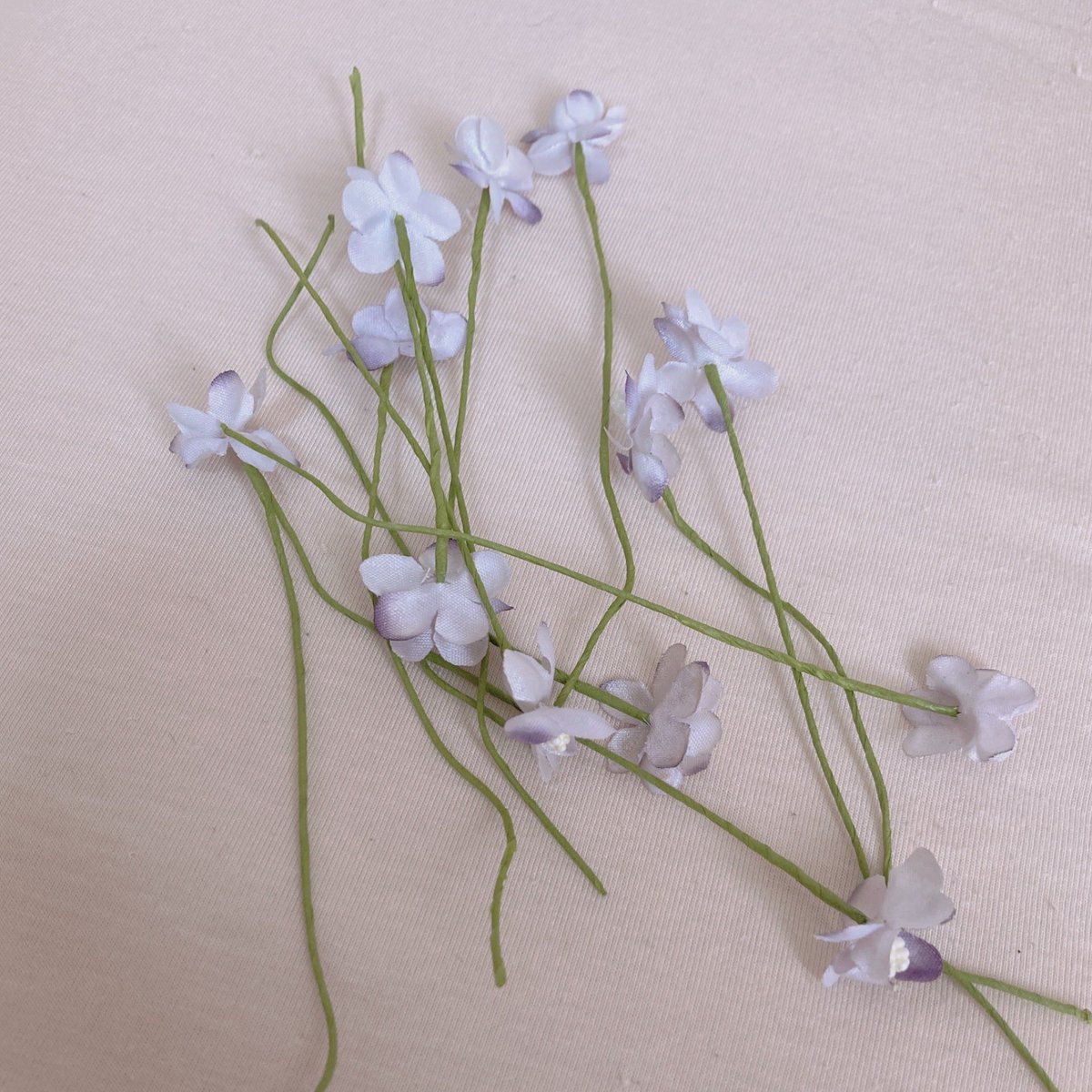 「友だちの結婚式でウェルカムボード作った時の造花の余りが出てきたので編んだらフォゼ」|パキマ尾のイラスト