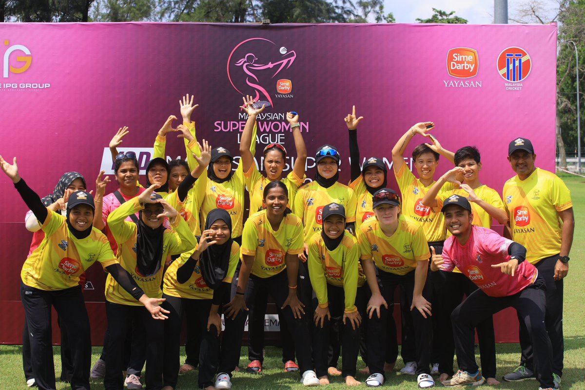 Congratulations Central Super Girls for clinching third place! And kudos to Shafina Mahesh for a spell of 3-9 that earns her the Player of the Match award 👏  

#Cricket
#MalaysiaCricket #SuperWomenLeague #ICCAsiaCricketWeek #YayasanSimeDarby 

@shafinamahesh_ @SingaporeCric