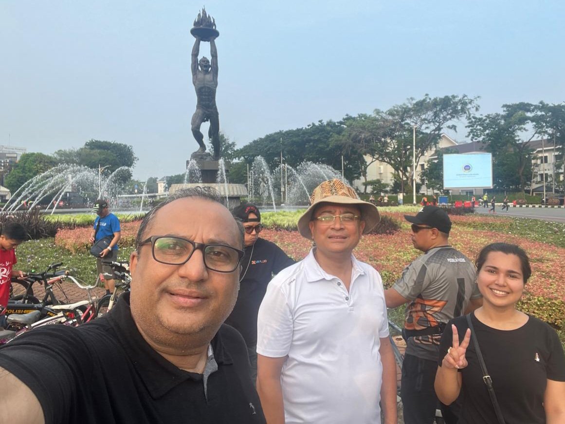 On Sundays, 6-11 a.m., Sudirman, an arterial road is closed to traffic. It invites lakhs of walkers, joggers & cyclists. A fitness festival like no other. Today I did in 16,571 steps in 143 mins. Wish Delhi also does this. Imagine Aurobindo Marg closed to traffic. @ashishkundra