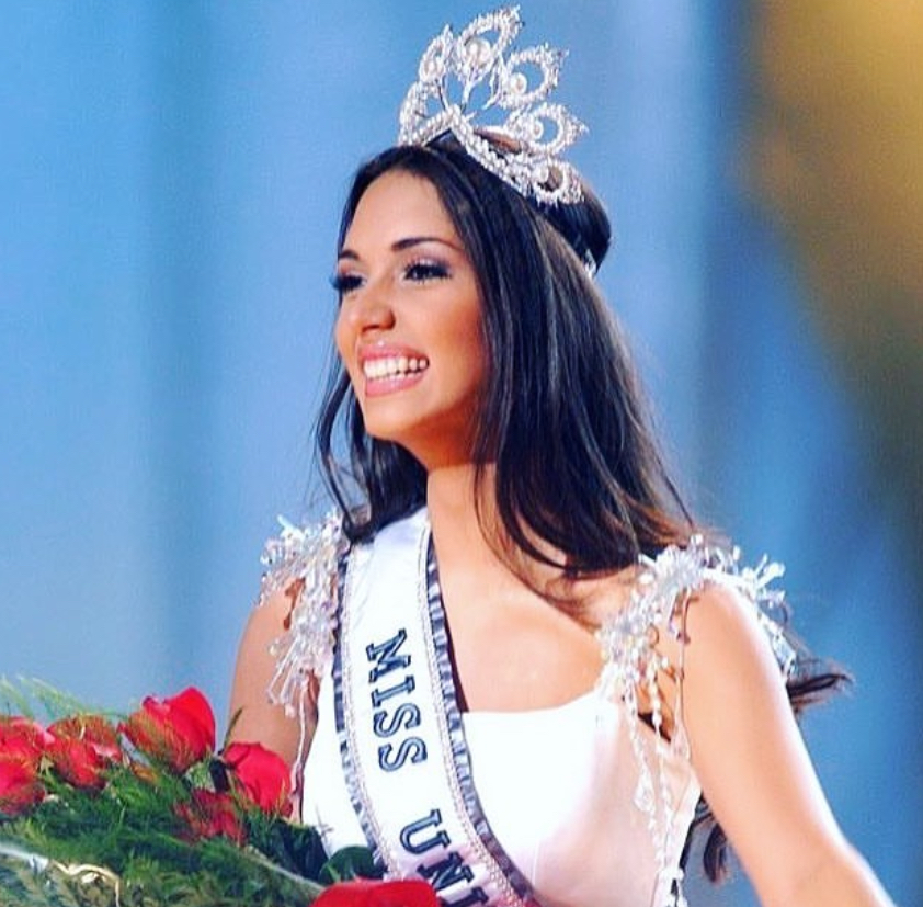 @Tv09337856 @TheeEmpiire Mira una reina de belleza dominicana de Miss Universe