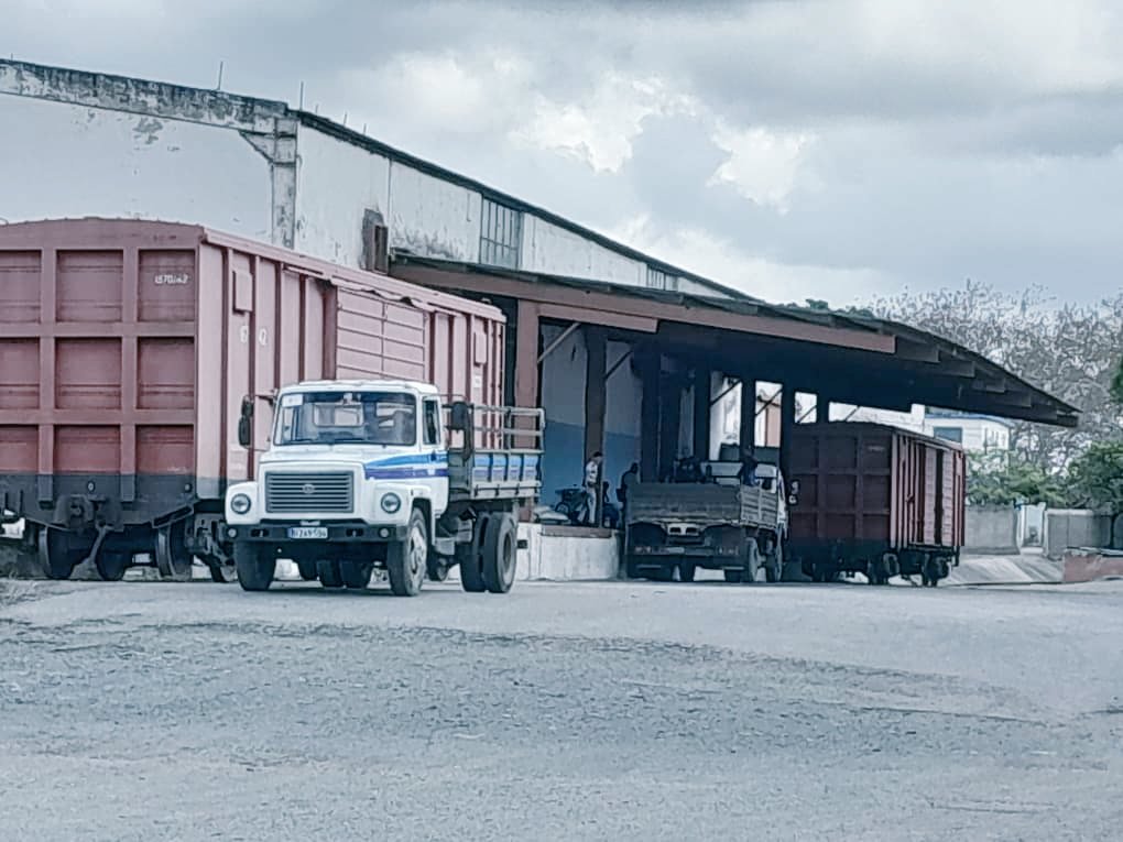 ✍️El municipio #LasTunas inicia la distribución de la canasta familiar normada del presente mes de mayo, llegando hoy a 16bodegas con la sal, 4lbs de azúcar y 10oz de chícharos. 👉 Este domingo, se continuará con la distribución #ComercioDelPueblo #LasTunasXMásVictorias