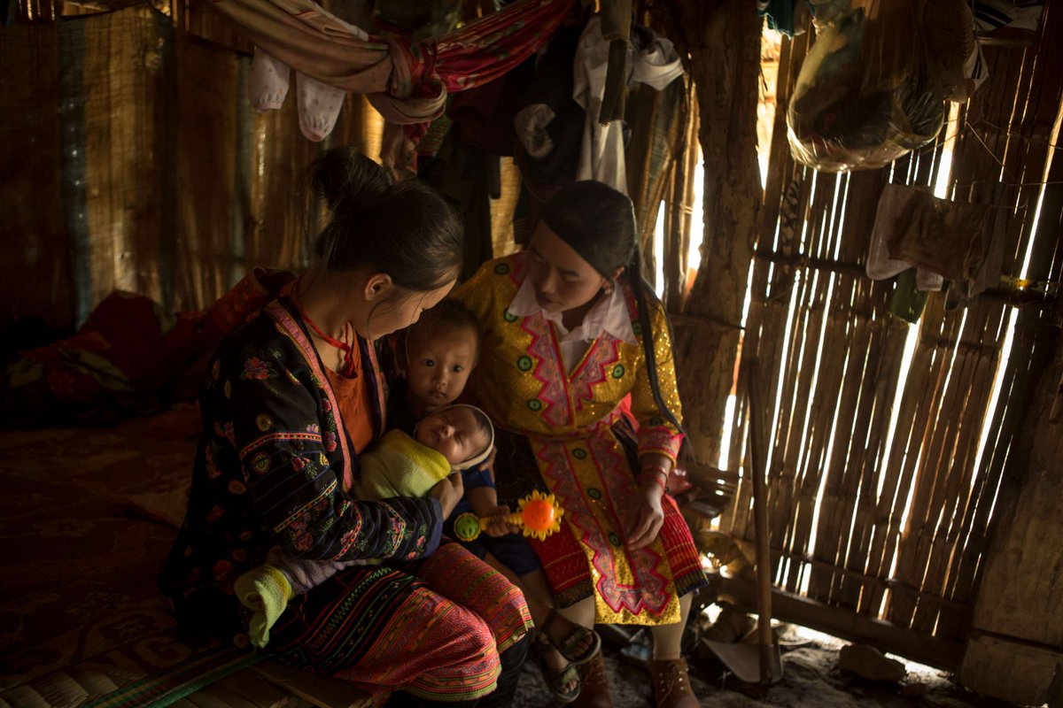 Big thanks to every midwife, who has been working tirelessly to ensure the health of mothers & their babies 🌟 UNICEF is working to improve the quality of care before, during & after childbirth to end preventable deaths for 🇻🇳 mothers & newborns. #InternationalDayoftheMidwife