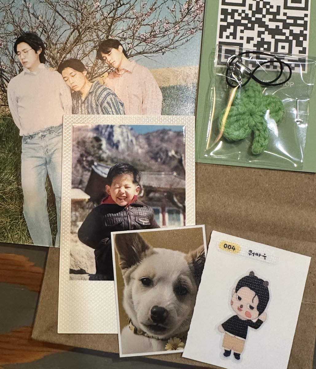 5월5일에 오월오일 꽃집이라니 너무 로맨틱하다...🥹💛🩵 꽃집이 너무 너무 예쁘게 꾸며져 있어 한참을 구경하다 갑니당🫶🏻 특전도 어린이날 댑게 너무 귀여워서 씹어먹을뻔했어요.. 꽃 한송이씩 들고 기분 좋게 오월오일을 맞이할 수 있게 해주셔서 감사해요❣️❣️❣️
#노란세상을_비행하는_날