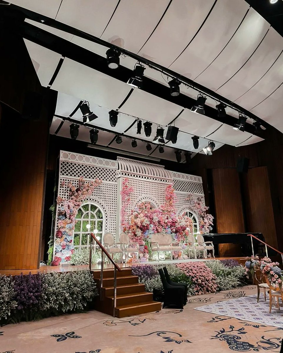 'Love is the master key that opens the gates of happiness.' — Unknown As we reflect on the beauty of love and relationships, we're reminded of the stunning wedding that took place in our hall a while ago. #sundayinspo #weddingdecor #floraldesign #eventvenue #venuejakarta