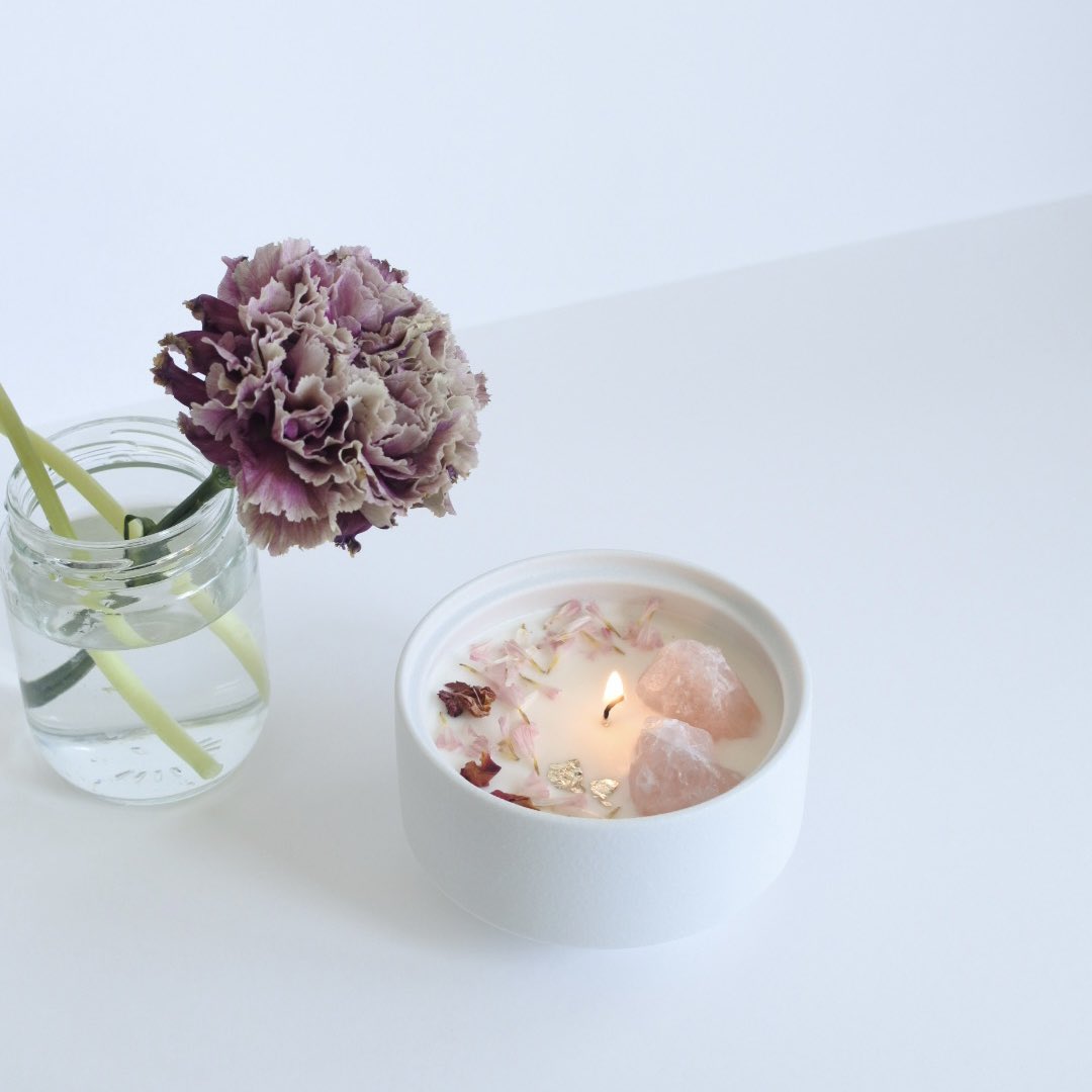 omou_jp's tweet photo. 母の日限定のギフト「香りとお花の贅沢キャンドル🕯」のご予約は明日5/6の朝10時まで💐

爽やかな柑橘とお花の香りは火を灯さなくたって香ります☺️今年の母の日はリラックスの時間を贈りませんか。

https://t.co/E46t2ty9RB

#母の日 https://t.co/KJ0wGNBCPU