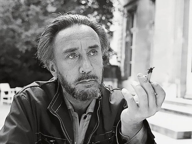 « Le juste milieu. Quelque part entre s’en foutre et en crever. Entre s’enfermer à double tour et laisser le monde entier entrer. Ne pas se durcir, mais ne pas se laisser détruire non plus. Très difficile », Romain Gary