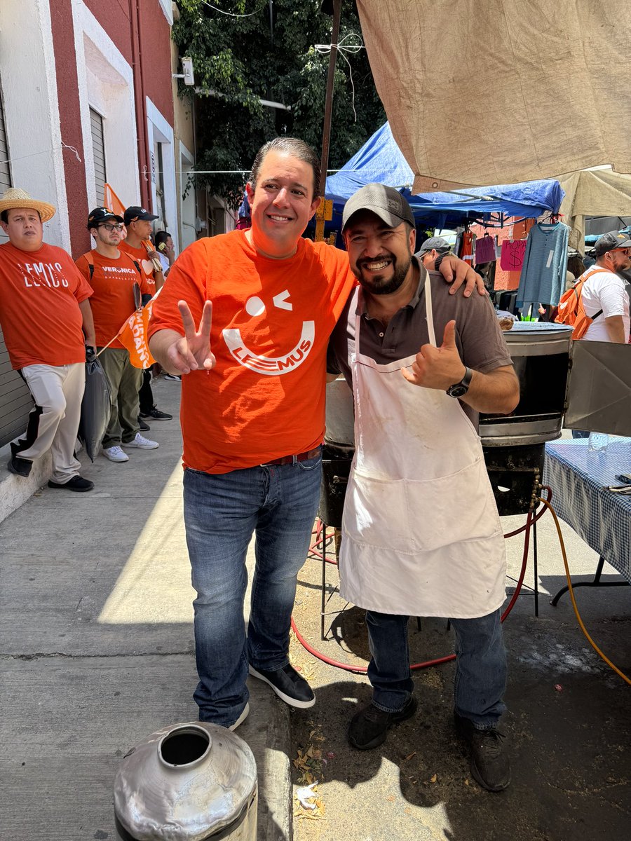 gilortegavaldes's tweet photo. Hoy estuve en el tianguis de la concha en Guadalajara llevando las propuestas que llevarán a @VeroDelgadilloG a convertirse en la primera alcaldesa de la capital de Jalisco. #TeQuieroBienGDL❤️ https://t.co/IL4HphGey1