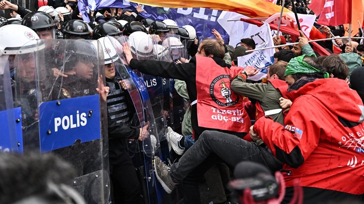 İstanbul'daki 1 Mayıs Emek ve Dayanışma Günü'nde düzenlenen gösterilerde gözaltına alınan 65 şüpheliden 38'i tutuklandı, 27'si hakkında ise adli kontrol kararı verildi.