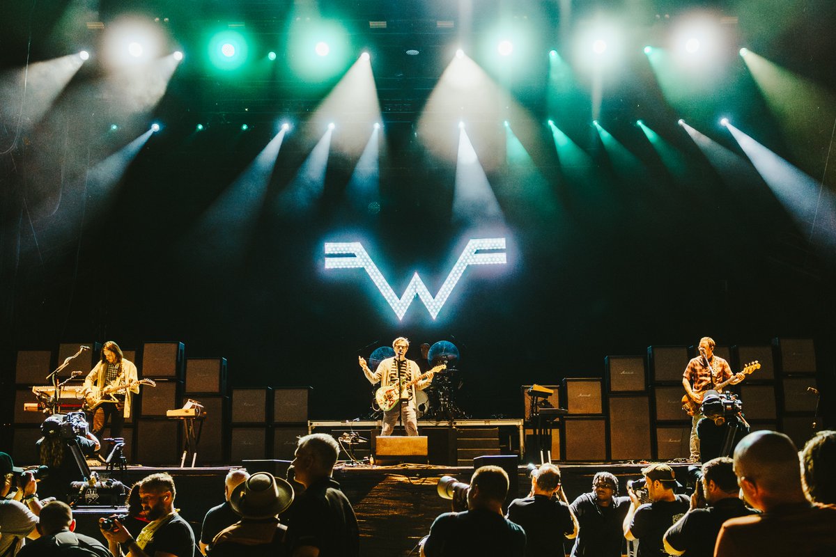 Shaky Knees, that's where we want to be 🎸 @weezer