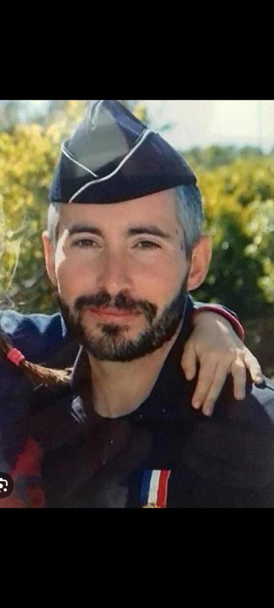 Le 5 mai 2021, Éric #Masson était tué en plein centre-ville d'#Avignon lors d'un contrôle de #police sur un point de deal. Le brigadier de 36 ans etait pacsé avec Emilie D depuis 16 ans et papa de 2 filles🕊 3 ans après, pensées à sa famille, ses amis et ses frères d'armes🇫🇷🙏🖤