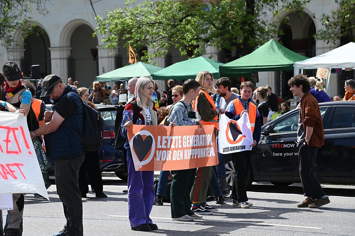 Stoppt Fossile Subventionen  - Bündnisprotest in München  04.05.2024
#LetzteGeneration #fridaysforfuture #stopptfossile #StopptFossileSubventionen