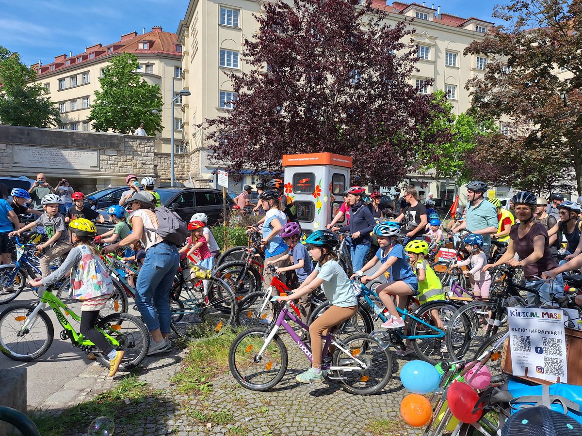 Matteotti hätte gestern seine Freude gehabt.
Lautstarke Forderung d Ottakringer u Hernalser Kinder nach sicheren Radwegen. So wichtige soziale u gesundheitspol. Maßnahme d emissionsfreien  Radverkehr zu fördern! 600 Teilnehmer bei grätzel #kidicalmass (Matteottiplz, Sandleiteng.)