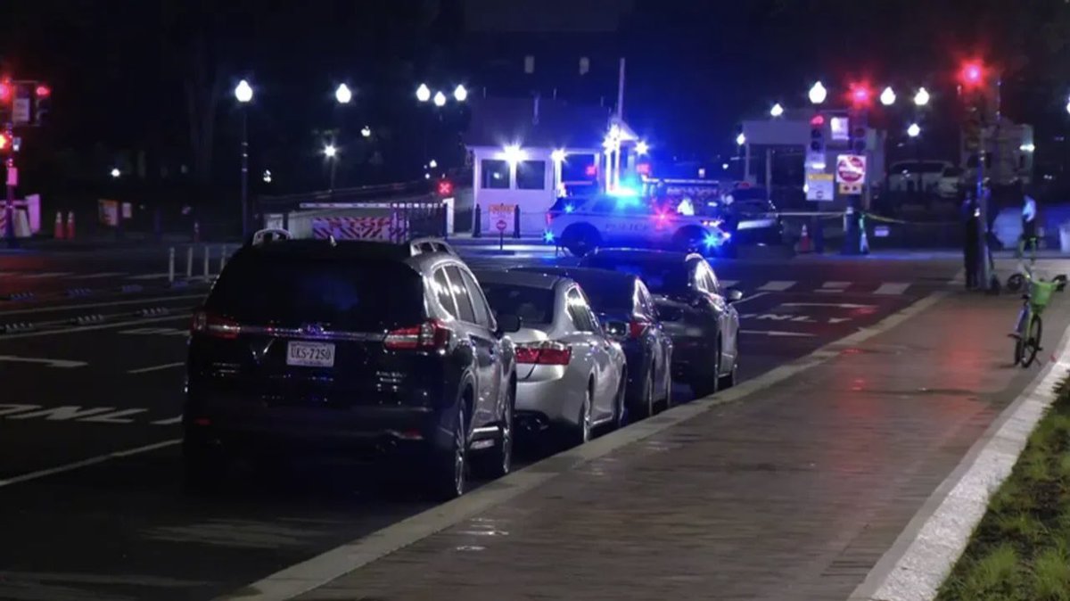 ⚠️BREAKING: CRASH AT THE WHITE HOUSE SECURITY GATES There has been a shocking incident near the White House in Washington, D.C. A vehicle crashed into the security barricade on the northwest side of the White House complex, resulting in a tragic fatality. The Secret Service