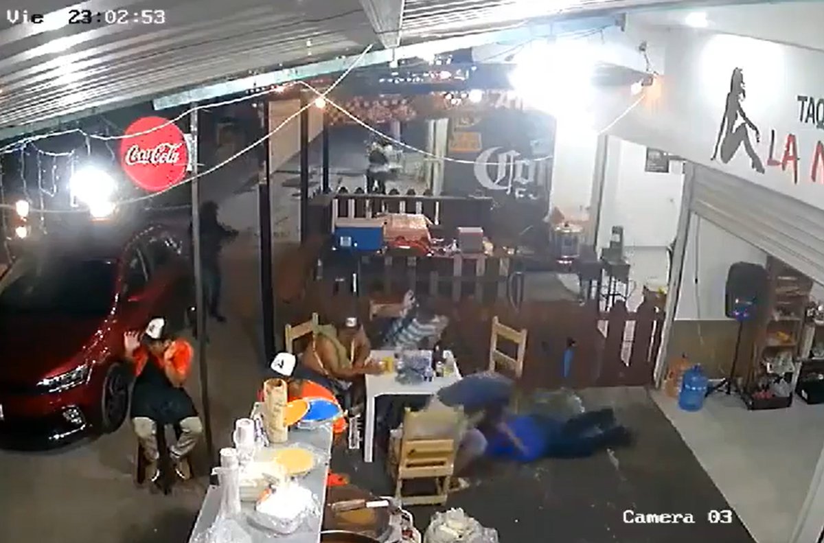 Delincuentes atacan a balazos a la clientela de una taquería y un depósito de cervezas en el Manguito, Tabasco. Video👇🏼 x.com/i/status/17869…