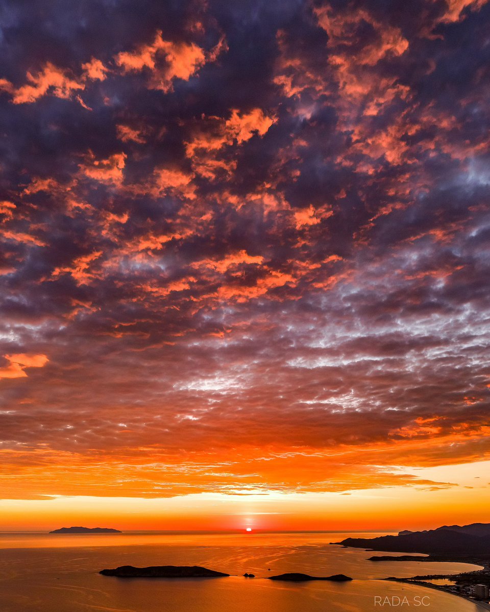 En los cielos limpios de San Carlos, Sonora se pintan estos lienzos de colores y texturas que contrastan con la calma del mar.

Soy muy afortunado de poder disfrutar estas escenas todos los días.
