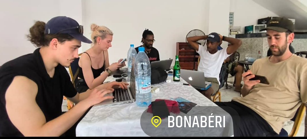 TitiNdema's tweet image. Day3
Le Real (Killian) à ma gauche... à ma droite @jayciakumaah en face Caroline (Prod)et Baptiste (DirProd)
Le challenge est énorme au vu de la créa.Ma validation est attendue coe Noël en décembre.
#TripToDouala
#DinosTeaser 
#FoN