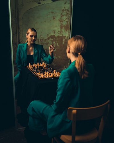 Patrick Hawlik ©️ Unsplash | #photography #designphotography #vienna #chess #woman #strength #selfgrowth