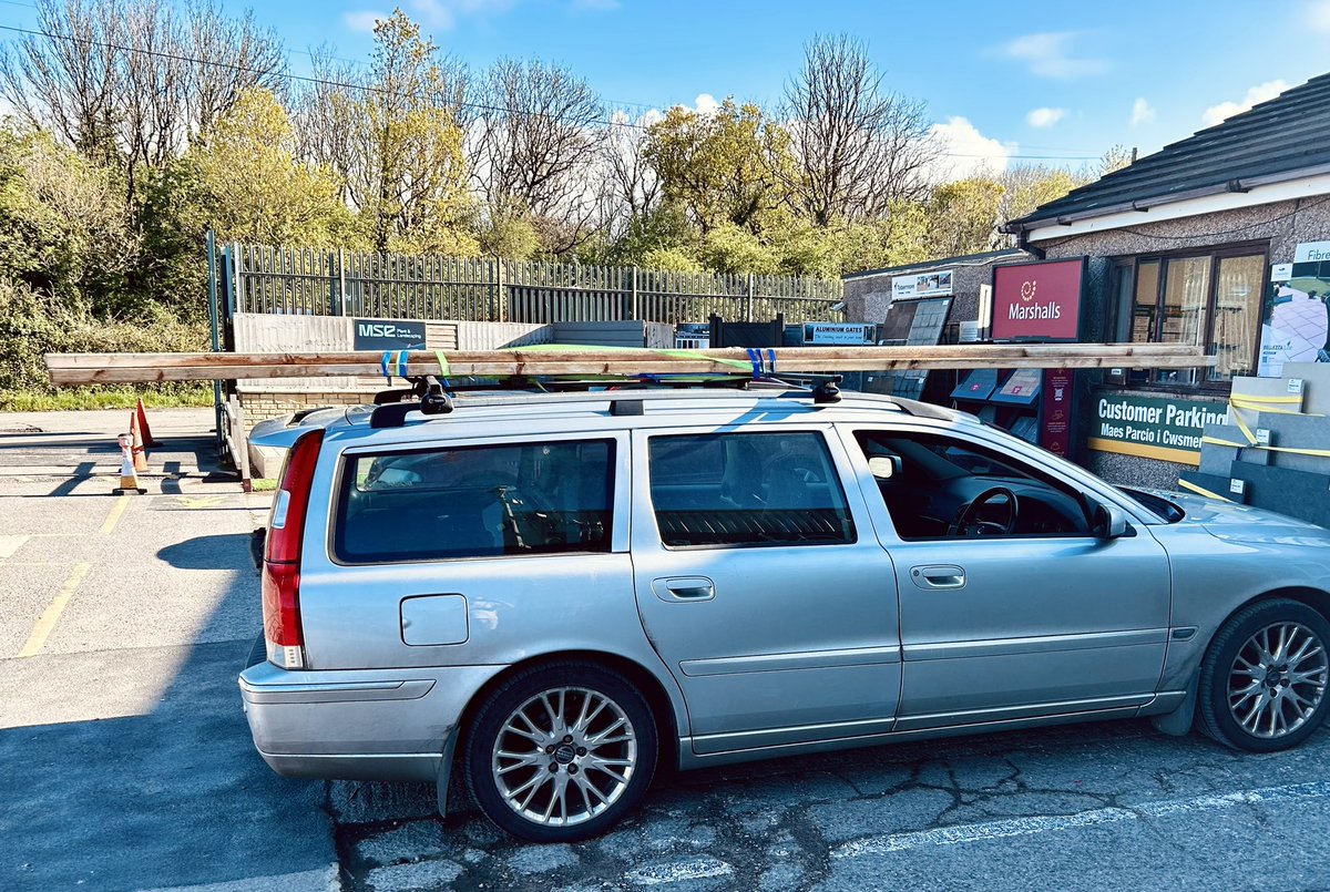 sjp_v8's tweet photo. Best uses of a T5 estate number 47: collecting 4.8m lengths of 3 by 2 for doing building. #volvo #boxybutgood https://t.co/Z2ZaC2nxQA