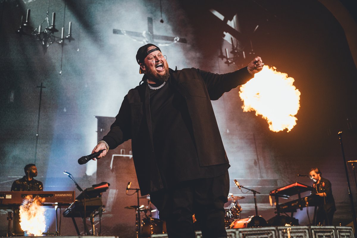 What song do you think @JellyRoll615 is singin' in this pic? 👀 #iHeartCountry2024 📸: Todd Owyoung