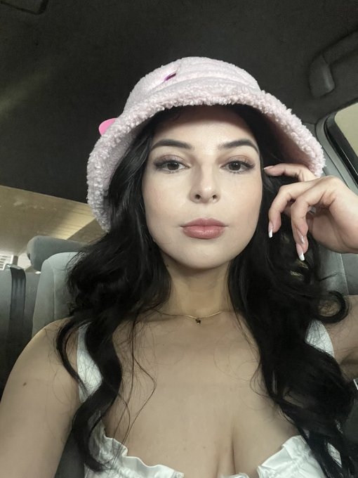 Phoebe Queen’s pics and videos