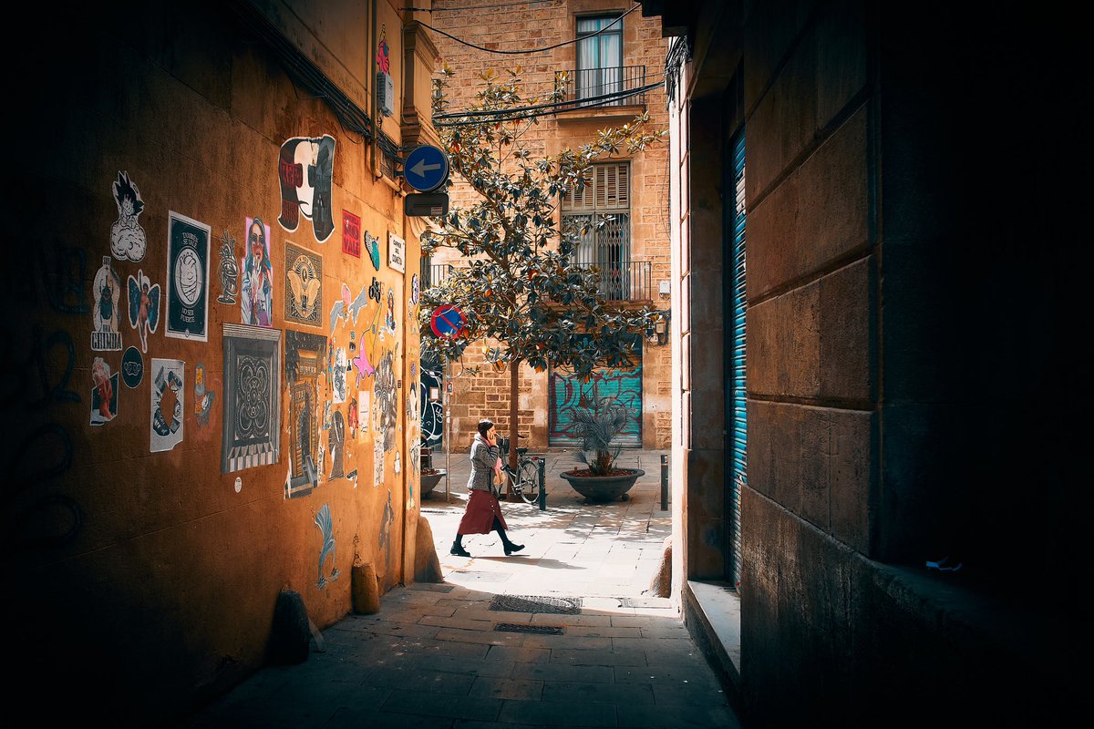 Street art friendly alley 📍 Carrer del Cometa, Barri Gòtic, Ciutat Vella, Barcelona 📸 Fujifilm X-T4 📷 Fujinon XF 16-55mm F2.8 R LM WR ⚙️ Distance 16.5 mm - ISO 160 - f/4.0 - Shutter 1/500 #StreetPhotography #photography