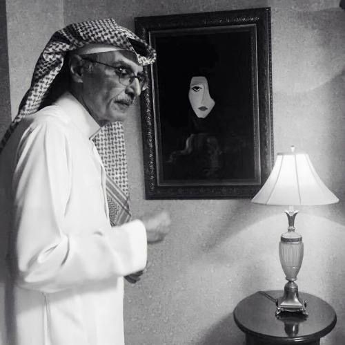 AbdllahAlneaimi's tweet photo. القبول الذي حظي به الأمير الراحل بدر بن عبد المحسن ليس عادياً، والحزن الذي خيم على الخليج أمس ليس عادياً أيضاً، وهذا يجعلنا أمام سؤال ٍ سهل ممتنع، مفاده :
بماذا تميز البدر عن غيره من شعراء الخليج؟
ولاحظوا أنني قلت البدر، وليس قصائد البدر، فحسب تفسيري الشخصي، التميز نبع في الأساس من شخصية البدر نفسه، ثم انساب في أبيات قصائده.
وهذا يجعلنا أمام سؤالٍ جديد، مفاده :
ما هي السمات المميزة لشخصية البدر ؟
من وجهة نظري، السمة الأولى هي النقاء، فمن ينظر في ملامح البدر، وينصت بتركيز لنبرته أثناء الكلام، لا يملك إلا أن يرتاح له، ويفتح له أبواب قلبه على مصراعيها، لينفذ إلى وجدانه، وينبش المشاعر والقصص والذكريات الكامنه في أعماقه السحيقة.
والسمة الثانية، هي المشاعر المرهفة، فقصائد البدر أشبه باللوحات الفنية، والمتأمل فيها يتلمس فيها دروب حياته، وعلى أرصفة هذه الدروب يعثر على الكثير من أحلامه الضائعه، وقصصه غير المكتملة.
والسمة الثالثة، هي الصدق، فالبدر كتب قصائده من أجل متعته الشخصية، وليس من أجل المال أو الشهرة أو المناصب، وثمة فارق كبير بين شاعر يكتب من أجل متعته الشخصية، وبين آخر يكتبه من أجل مآرب أخرى.
والسمة الرابعة، هي الثراء الروحي، فالعذوبة المنسابة في قصائد البدر، لا يمكن أن تهطل إلا من روح ثرية، مُشبعة بالجمال.
والسمعة الخامسة، وعندها سأتوقف .. تصالحه التام مع المرأة، والتصالح مع المرأة، هو الخطوة الأكبر والأهم في سبيل التصالح مع الحياة.
وربما هذا يعطينا تفسيراً جزئياً لمكانة البدر الكبيرة في قلوب النساء، والذي أعرفه، وأكاد أجزم به، أن تصالحه مع المرأة كان حقيقياً، وليس ( استشرافاً ) كما هو الحال مع معظم الشعراء.
رحم الله البدر، وأسكنه فسيح جنانه.