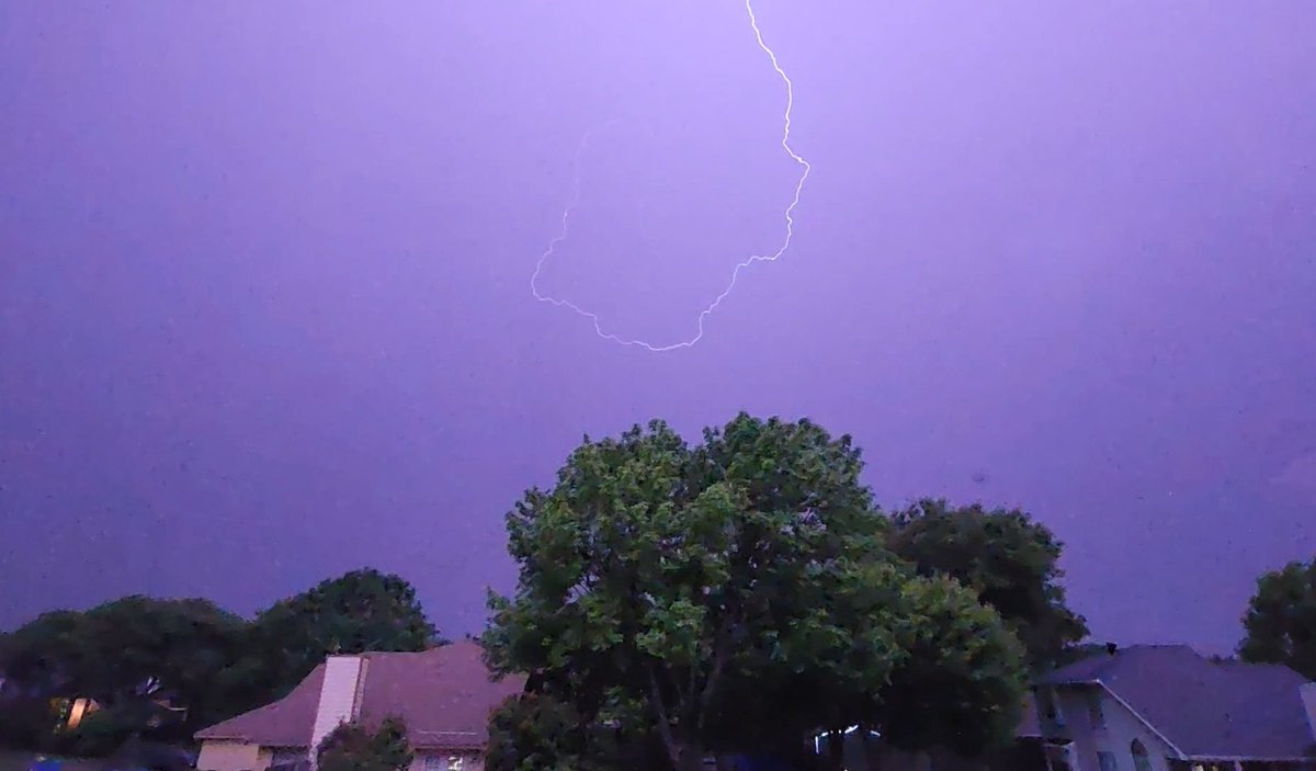 Cirrus861's tweet photo. Powerful lightning storm in Dallas currently! https://t.co/FbtUjUeTMi