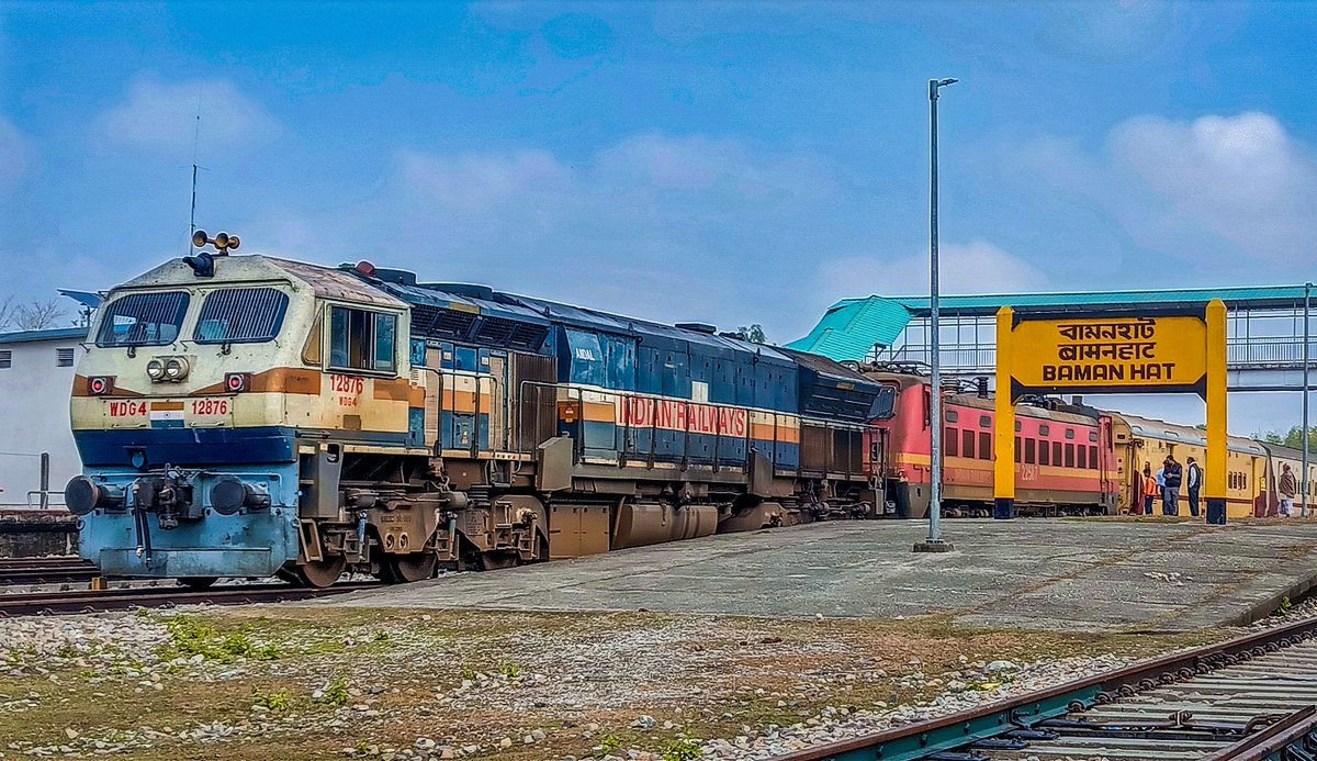 5th May,2024 i.e. Today marks the end of almost 26 years long #ICF legacy of the 13147/48 #Sealdah - #Bamanhat UTTARBANGA Exp.

In frame - A UDL based #WDG4 #12876 piggybacking a DDU #WAP4 #22587 with Uttarbanga Exp waits for its departure from Bamanhat

#NFRailEnthusiasts 
(1/3)